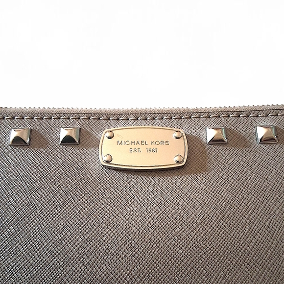 Michael Kors Jet Set Travel Studded Large Saffiano Leather Wristlet β Taupe Gray - Picture 3 of 10